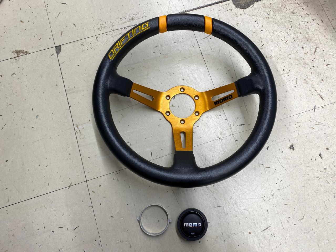MOMO DRIFTING 330mm オレンジ | 目立った傷や汚れ無し | アップ 