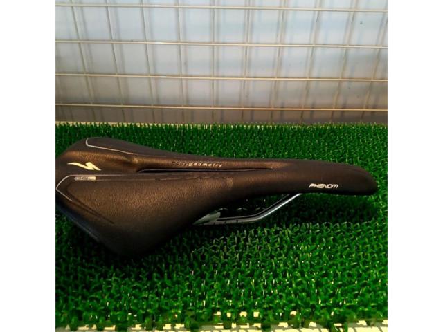 SPECIALIZED PHENOM 143mm サドル ブラック×ホワイト