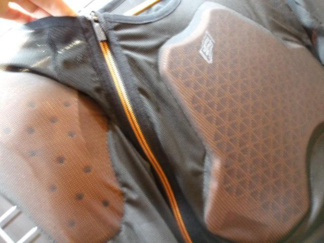 HYOD】インナープロテクター Mサイズ | やや傷や汚れあり | アップ 