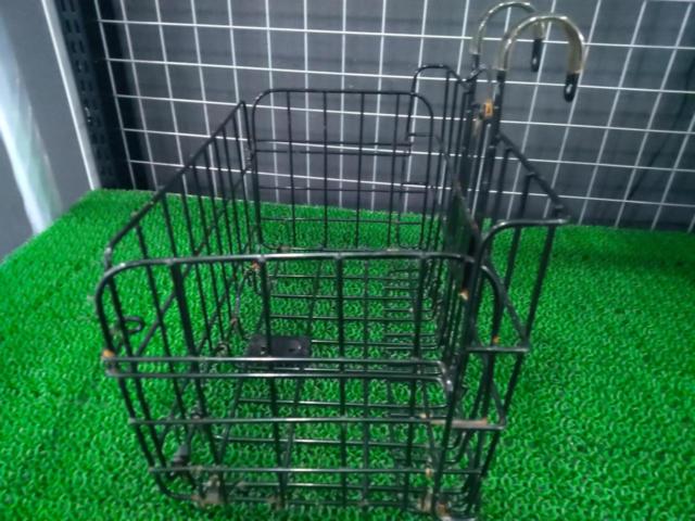 ※固定金具など無し メーカー不明 折りたたみスチール前カゴ