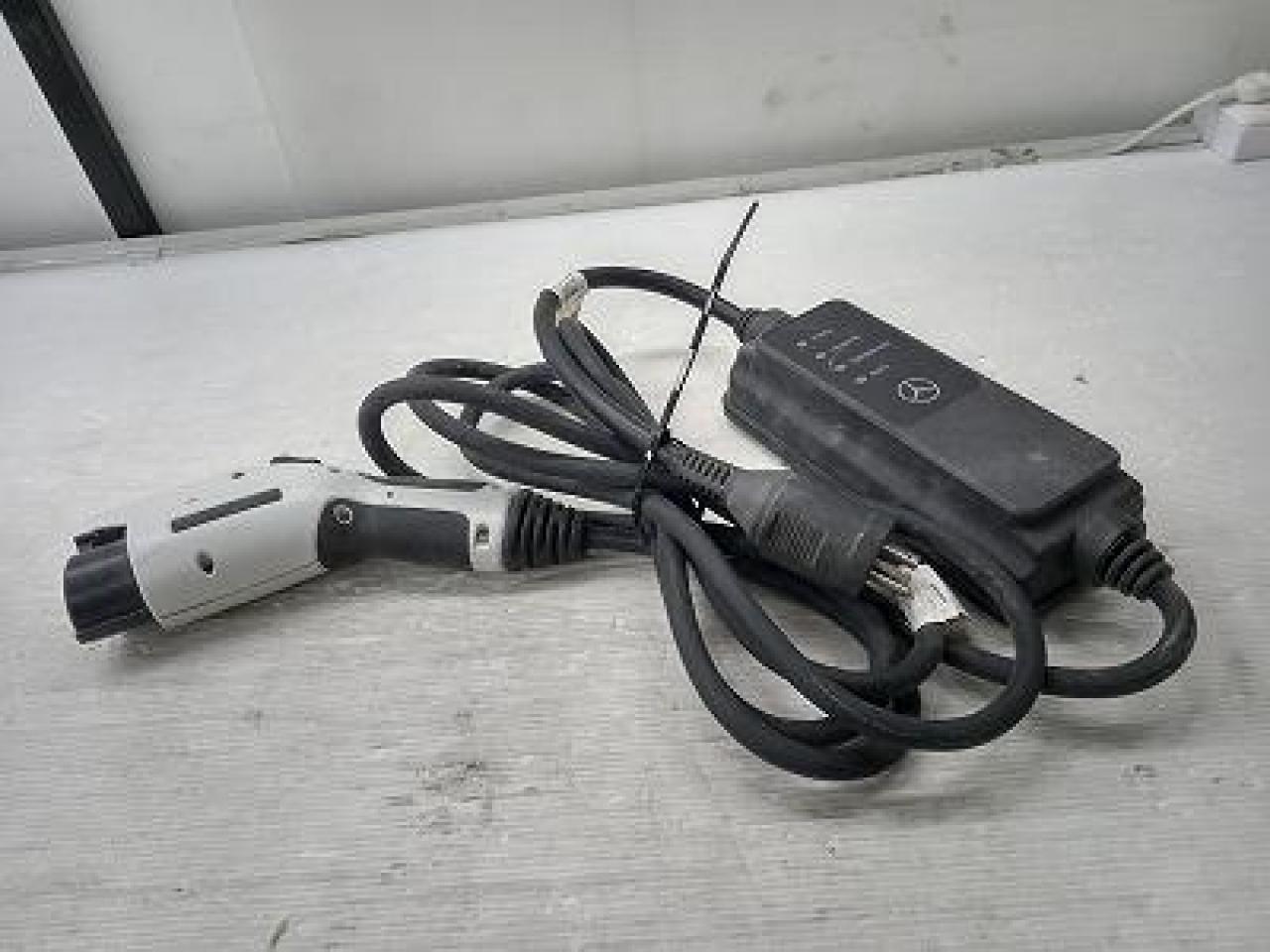 メルセデスベンツ純正】充電ケーブル | やや傷や汚れあり | アップ 