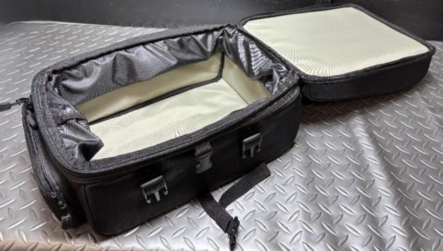 【HenlyBegins】シートバッグ 【DH-716】ヘルメットが収納可能な2気室バッグ 容量:13～24L