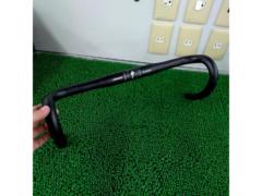 SPECIALIZED 型番不明 Φ31.8mm 芯幅420mm アルミドロップハンドル ブラック