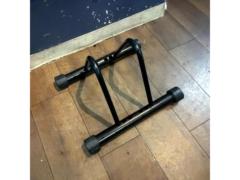 メーカー不明 車輪はめ込みタイプ 簡易スタンド ※本体のみ