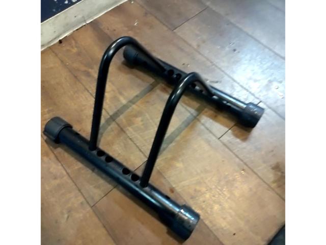 メーカー不明 車輪はめ込みタイプ 簡易スタンド ※本体のみ