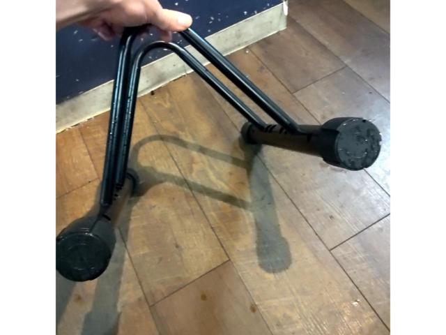 メーカー不明 車輪はめ込みタイプ 簡易スタンド ※本体のみ