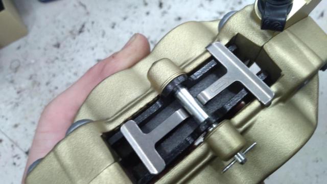 Brembo キャスティングキャリパー左 40mm