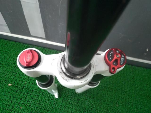 LVTU MTB用エアサスペンションフォーク コラム長174mm エンド幅100mm 26インチ対応 ホワイト