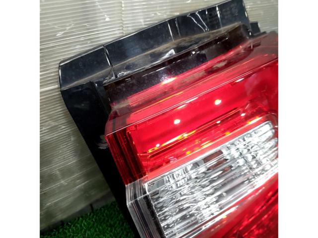 MITSUBISHI デリカD:5純正テールランプ
