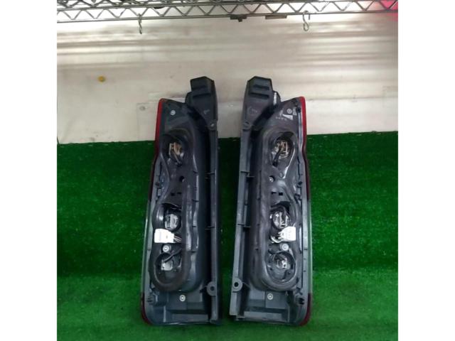 トヨタ 200系 ハイエース 4型以降 純正テールレンズ