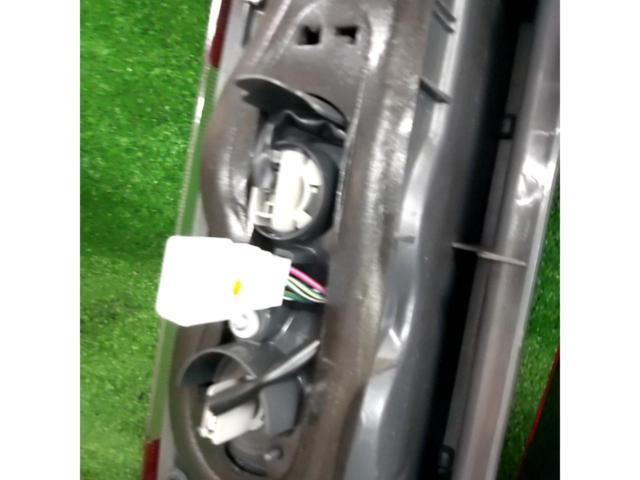 トヨタ 200系 ハイエース 4型以降 純正テールレンズ