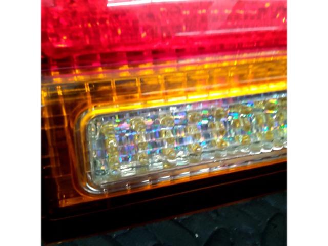 ワケアリメーカ不明 E50 エルグランド純正ルックLEDテール