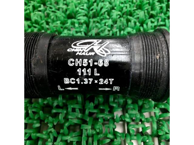 メーカー不明 ボトムブラケット CH51-68 122L BC1.37×24T ブラック