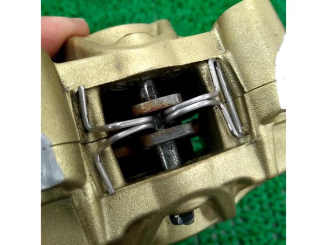 109【ワケアリ】【Brembo】新カニキャリパー 対向2POT 汎用84mmピッチ