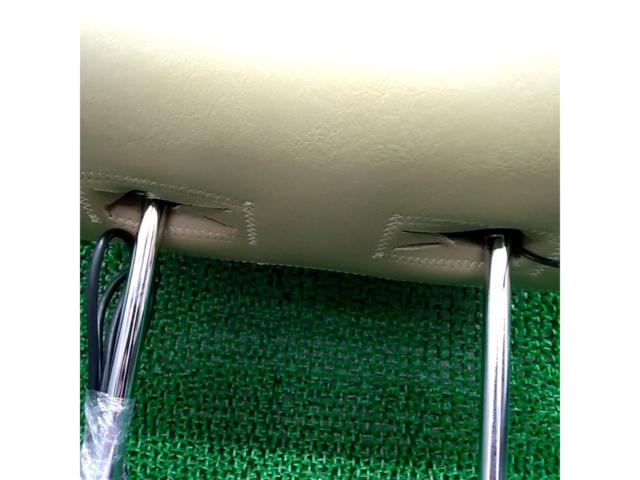 Unknown Manufacturer
Headrest monitor (1 unit only)
