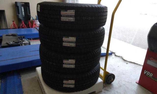 TOYOTA ハイエース200系純正スチールホイール  + GOODYEAR ICE NAVI CARGO 195/80R1