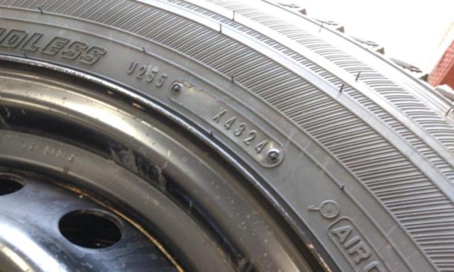 TOYOTA ハイエース200系純正スチールホイール  + GOODYEAR ICE NAVI CARGO 195/80R1