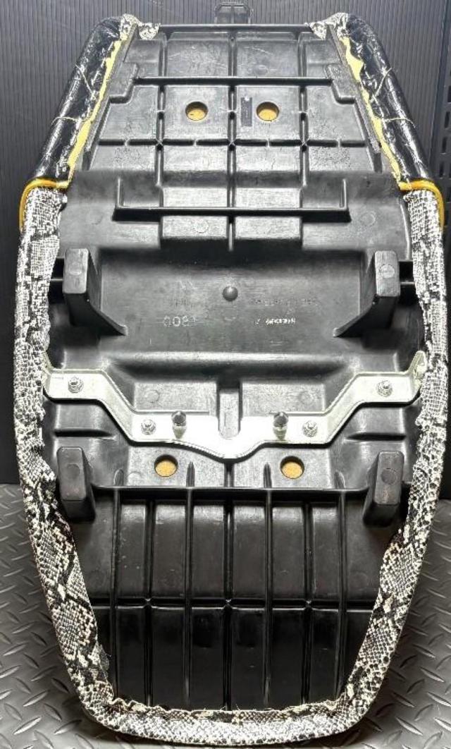 【KAWASAKI】純正張替シート クロコダイル調×蛇柄 パイピング:金 ZRX400 2型で使用していました