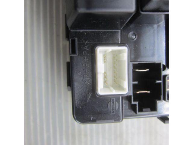 【日産純正】スカイラインクーペ/CPV35前期純正エンジン側ヒューズボックス