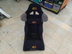 MOMO フルバケットシート
