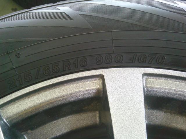 YOKOHAMA iceGUARD IG70 HOT STUFF Exceeder E03