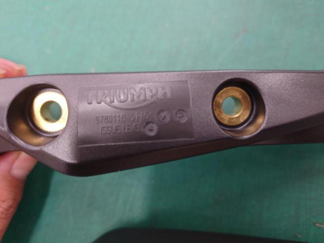 【TRIUMPH】[9780118+9870134]スピードトリプル1200RR/RS(2011年) 純正エンジンガード 左側