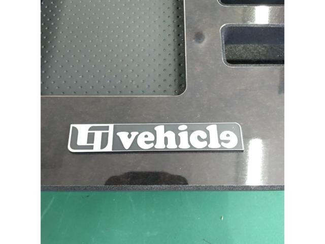 UI Vehicle 200系ハイエース ドリンク&スマホホルダー付きセンターテーブル ダークプライム仕様