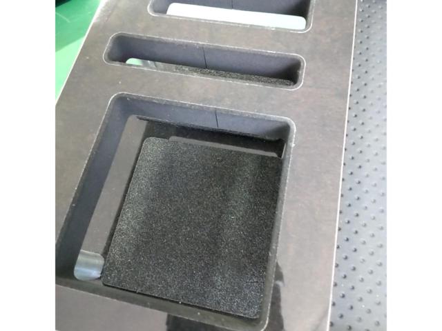 UI Vehicle 200系ハイエース ドリンク&スマホホルダー付きセンターテーブル ダークプライム仕様