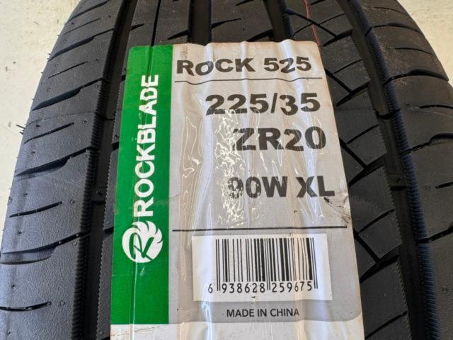 BBS(ビービーエス) CH-R 142 ブリリアントシルバー + ROCKBLADE ROCK 525 225/35R20 90W XL