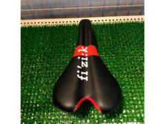 fizik ALiANTEVS サドル ブラックレッド