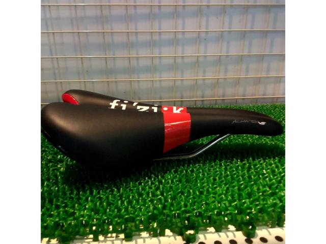 fizik ALiANTEVS サドル ブラックレッド