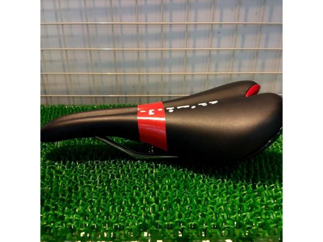 fizik ALiANTEVS サドル ブラックレッド
