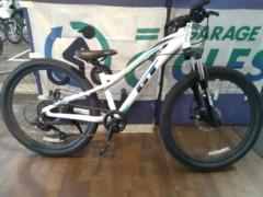 GT STOMPER ACE 24x2.10インチ 外装8段変速 キッズ自転車 ホワイト
