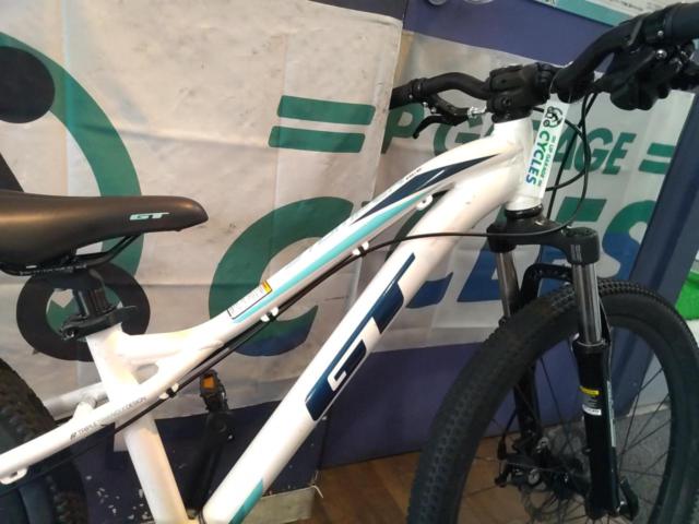 GT STOMPER ACE 24x2.10インチ 外装8段変速 キッズ自転車 ホワイト
