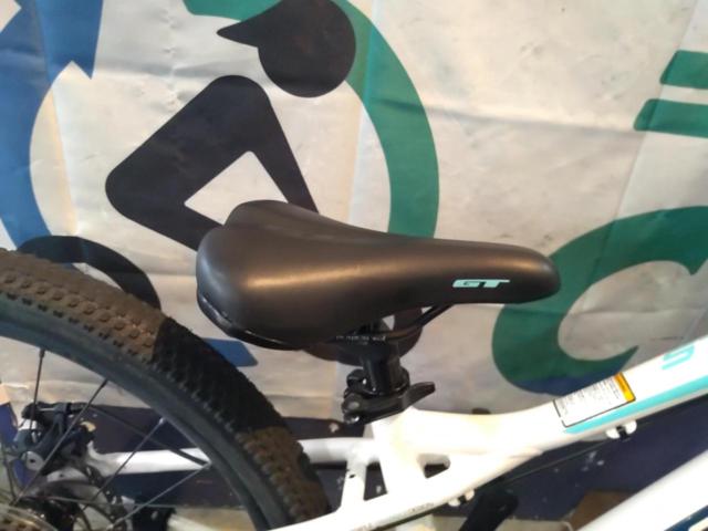 GT STOMPER ACE 24x2.10インチ 外装8段変速 キッズ自転車 ホワイト