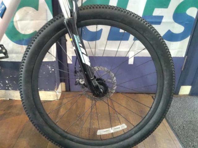 GT STOMPER ACE 24x2.10インチ 外装8段変速 キッズ自転車 ホワイト