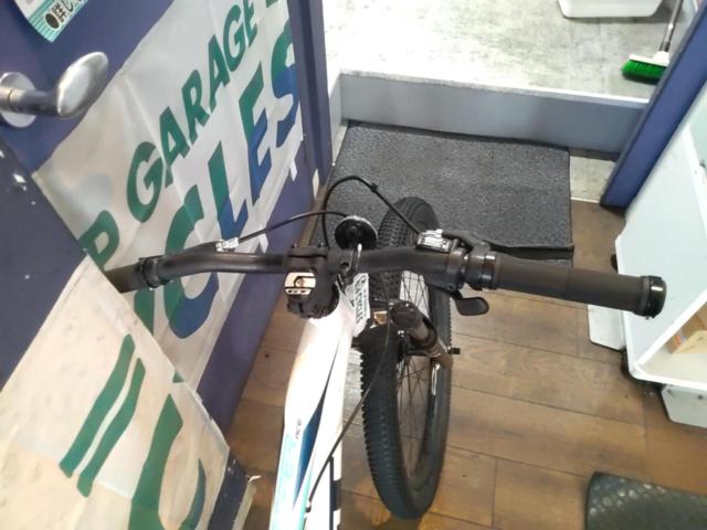 GT STOMPER ACE 24x2.10インチ 外装8段変速 キッズ自転車 ホワイト