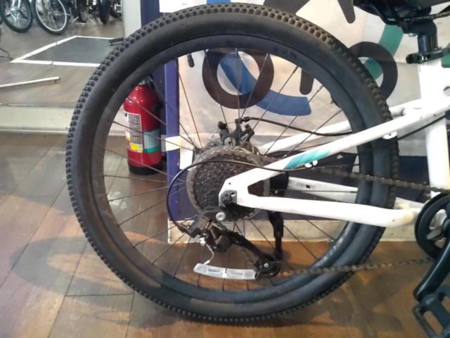 GT STOMPER ACE 24x2.10インチ 外装8段変速 キッズ自転車 ホワイト
