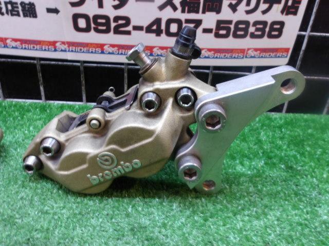 【Brembo】対向4POTキャスティングキャリパー 汎用40mmピッチ  ZX-9R B型のサポート付