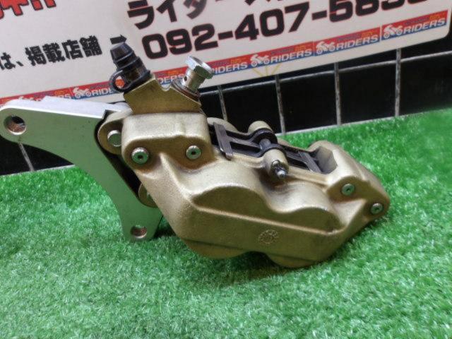 【Brembo】対向4POTキャスティングキャリパー 汎用40mmピッチ  ZX-9R B型のサポート付