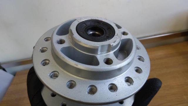【SUZUKI】 CG125/GN125/CG125系 フロント ホイールハブ
