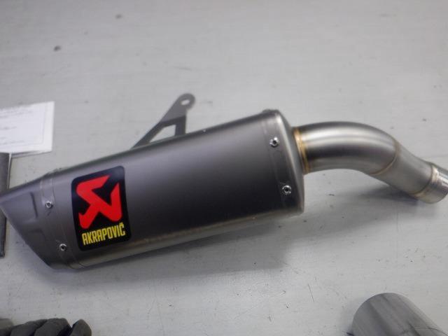 9AKRAPOVIC
RACING
LINE
Titanium
