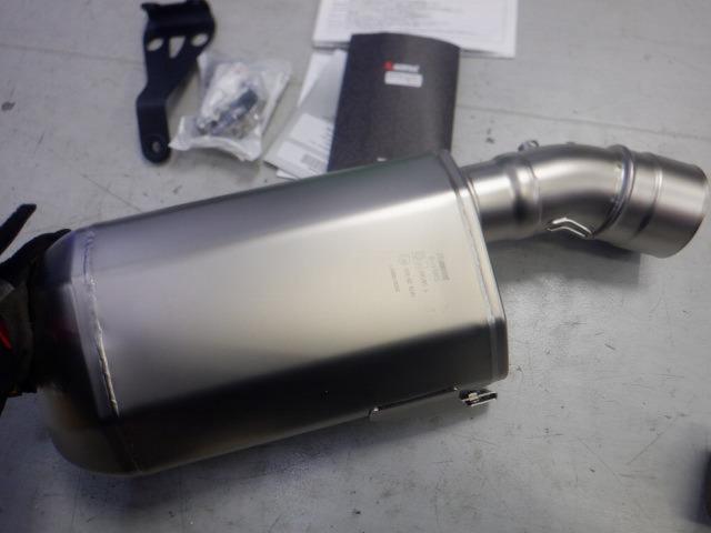 9AKRAPOVIC
RACING
LINE
Titanium