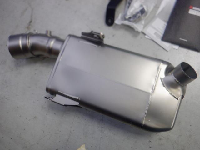 9AKRAPOVIC
RACING
LINE
Titanium