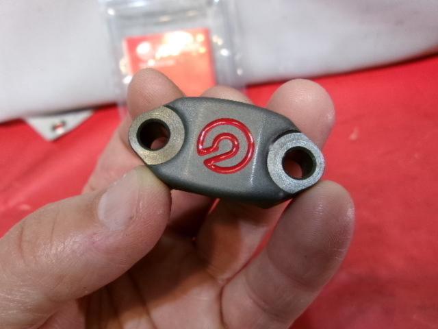 Brembo
110.A263.87
CNC Clamp
Red logo