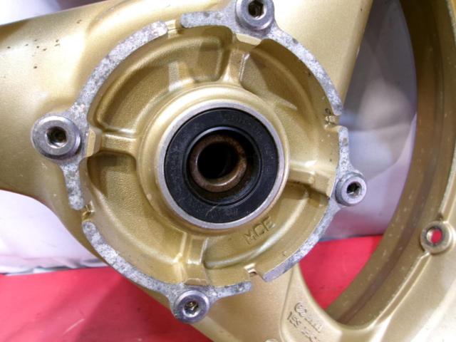 【HONDA】 リアホイール ゴールド CB400SF NC39 年式不明から取り外し