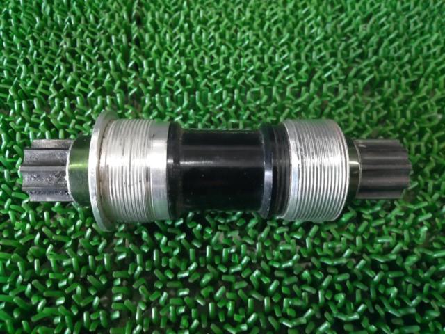 ※右側軸加工されています TOKEN ISIS用BB 68mm