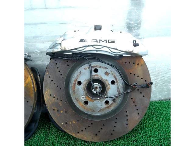 Mercedes
Benz
AMG
Brembo 6-piston calipers