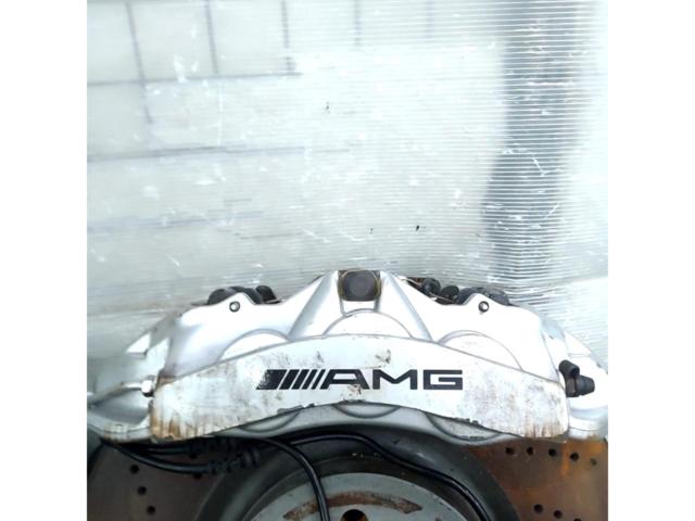 Mercedes
Benz
AMG
Brembo 6-piston calipers