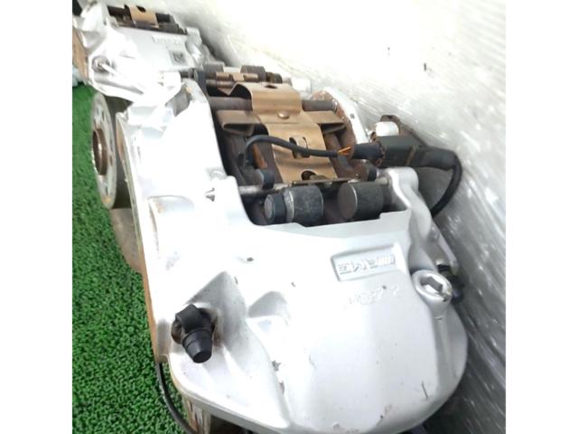 Mercedes
Benz
AMG
Brembo 6-piston calipers